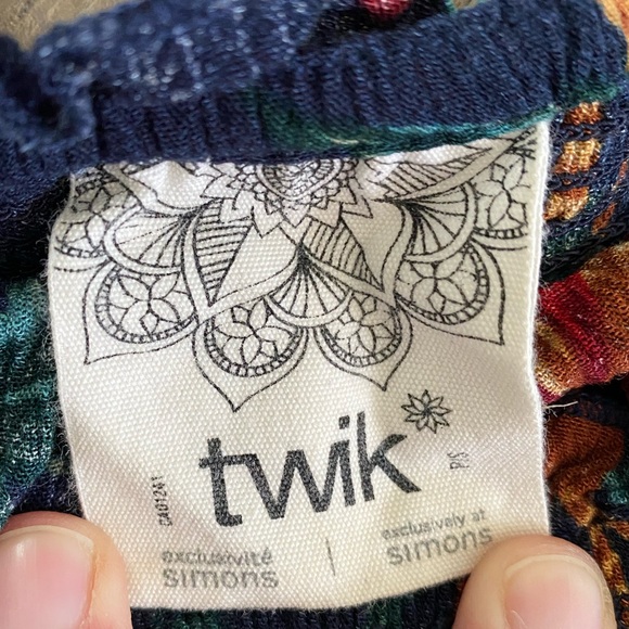 Twik floral summer top navy, over the shoulder small - Picture 5 of 5